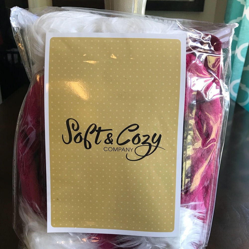 Hot Pink Soft & Cosy Reader’s Wrap & Slipper Set